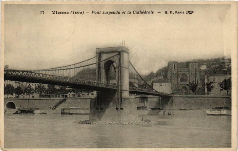 Carte postale ancienne Vienne - Pont suspendu et la Cathédrale à Vienne