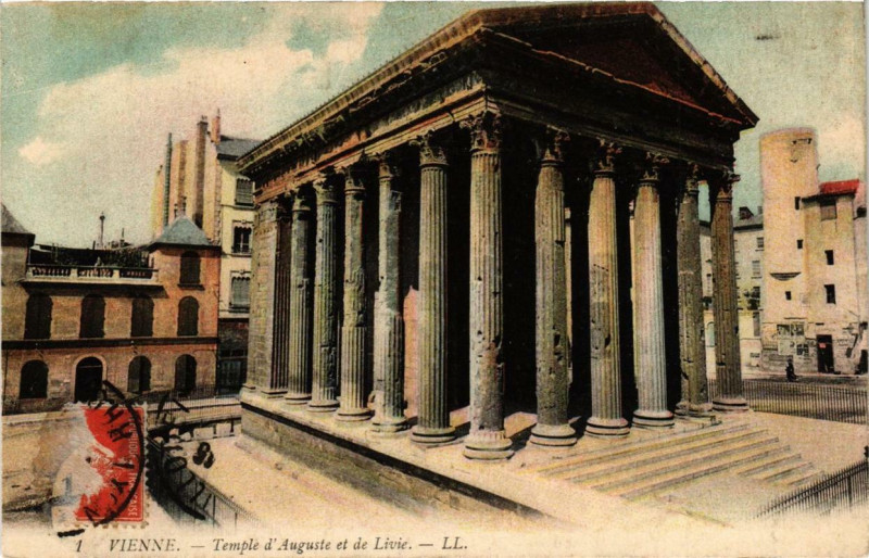 Carte postale ancienne Vienne - Temple d'Auguste et de Livie à Vienne
