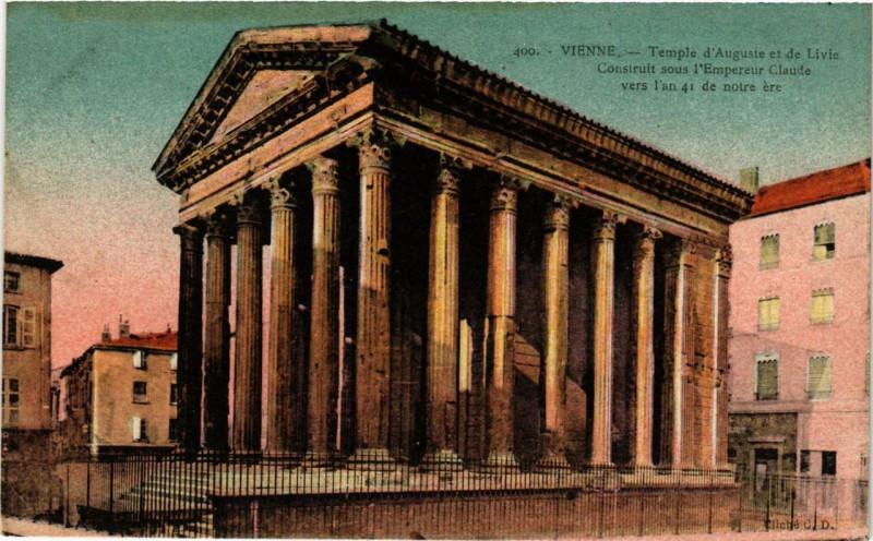 Carte postale ancienne Vienne - Temple d'Auguste et de Livie à Vienne