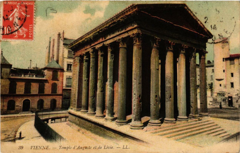 Carte postale ancienne Vienne - Temple d'Auguste et de Livie à Vienne
