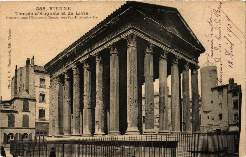 Carte postale ancienne Vienne - Temple d'Auguste et de Livie à Vienne