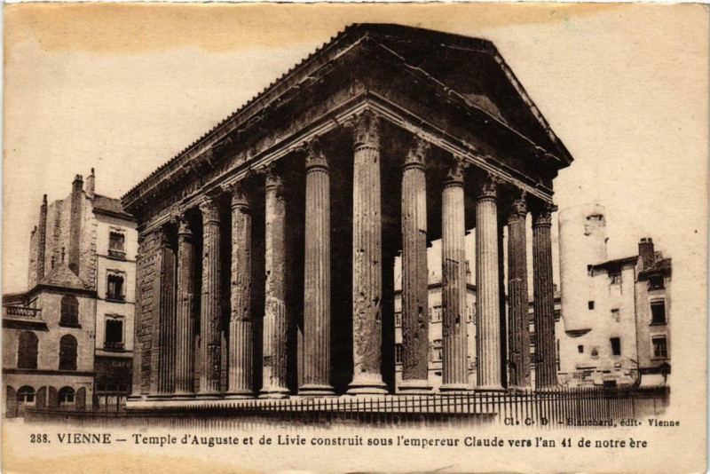 Carte postale ancienne Vienne - Temple d'Auguste et de Livie à Vienne