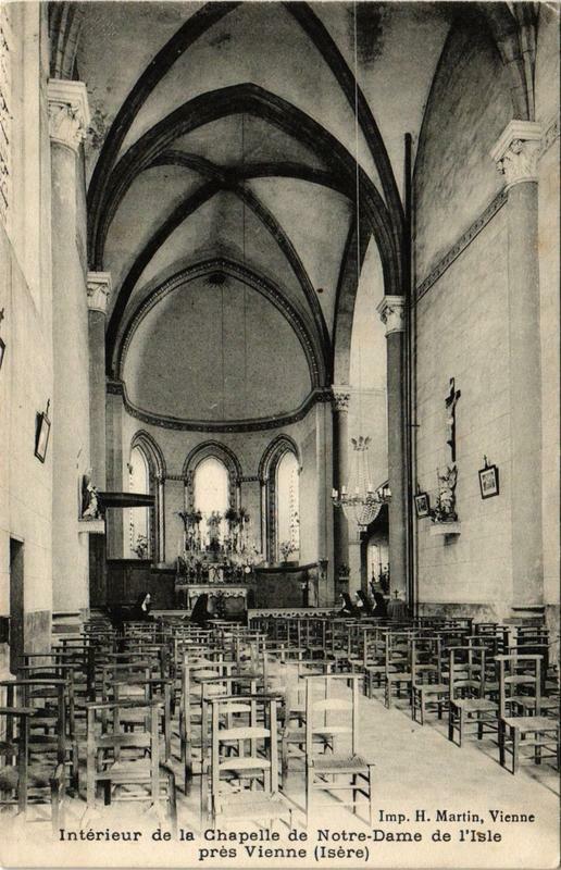 Carte postale ancienne Intérieur de la Chapelle de Notre Dame de l'Isle pres Vienne à Vienne