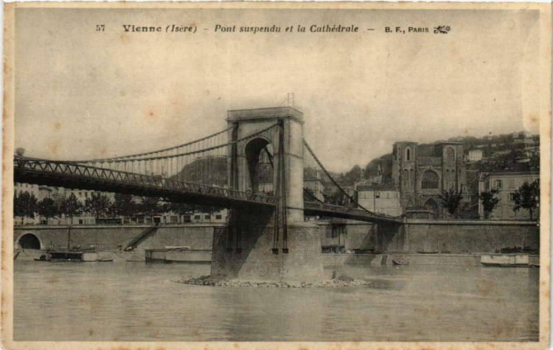 Carte postale ancienne Vienne - Pont suspendu et la Cathédrale à Vienne