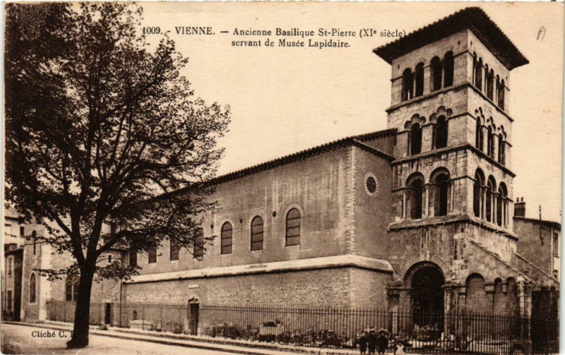 Carte postale ancienne Vienne - Ancienne Basilique Saint-Pierre à Vienne