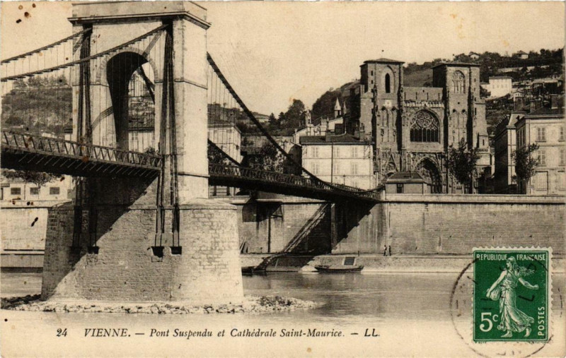 Carte postale ancienne Vienne - Pont Suspendu et Cathédrale Saint-Maurice à Vienne