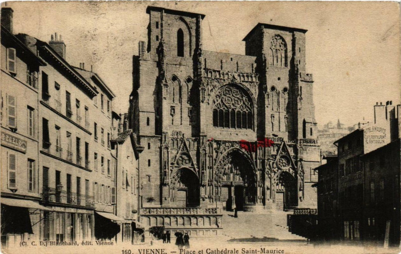 Carte postale ancienne Vienne - Place et Cathédrale Saint-Maurice à Vienne