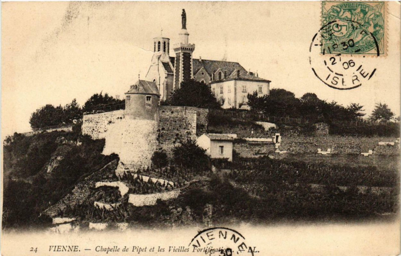 Carte postale ancienne Vienne - Chapelle de Pipet et les Vieilles Fortifications à Vienne