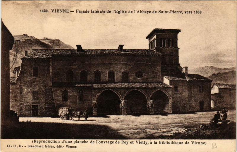 Carte postale ancienne Vienne - Facade latérale de l'Eglise de l'abbaye de Saint-Pierre à Vienne