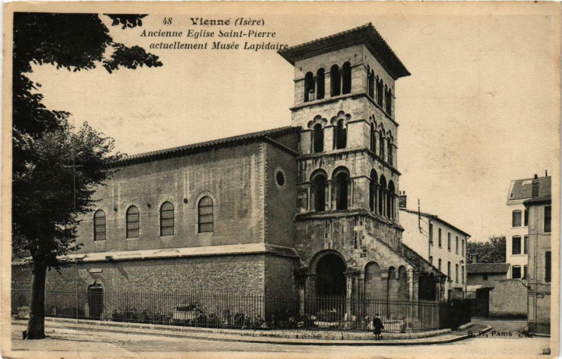 Carte postale ancienne Vienne - Ancienne Eglise Saint-Pierre à Vienne