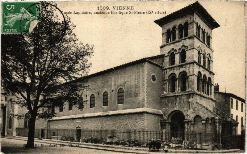 Carte postale ancienne Vienne - Musée Lapidaire. ancienne Basilique Saint-Pierre à Vienne