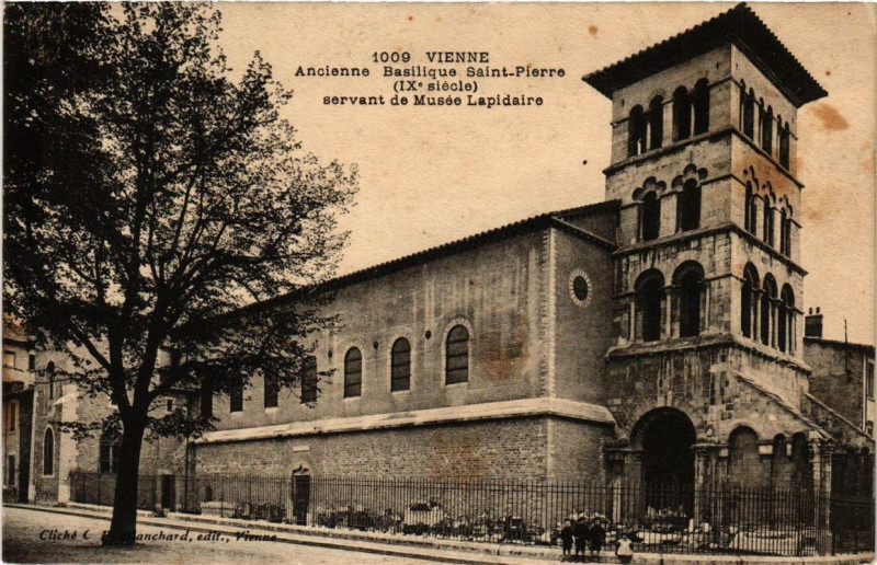 Carte postale ancienne Vienne Ancienne Basilique Saint-Pierre servant de Musée Lapidaire à Vienne
