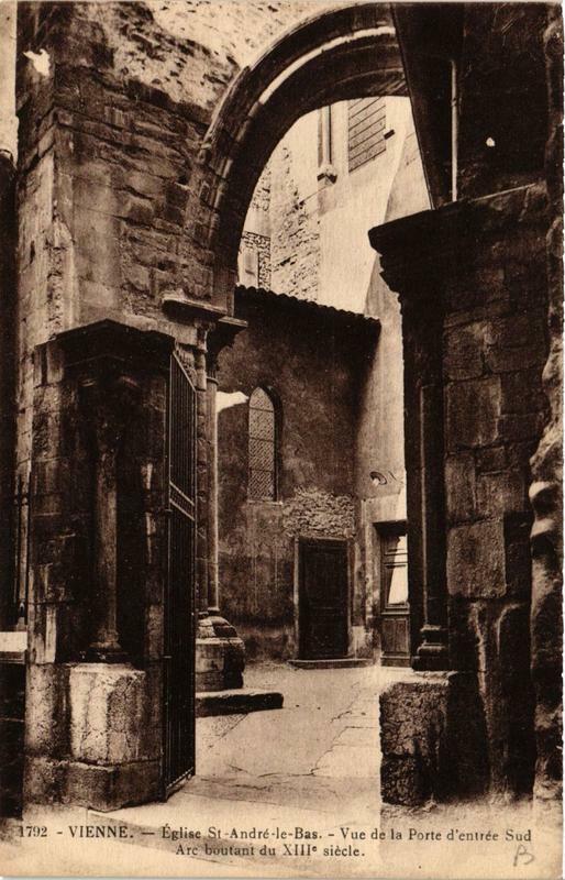 Carte postale ancienne Vienne - Eglise Saint-Andre le Bas vue de la porte d'entrée sud à Vienne