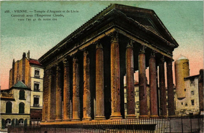 Carte postale ancienne Vienne - Temple d'Auguste et de Livie à Vienne