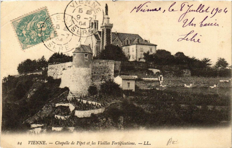 Carte postale ancienne Vienne - Chapelle de Pipet et les Vieilles Fortifications à Vienne