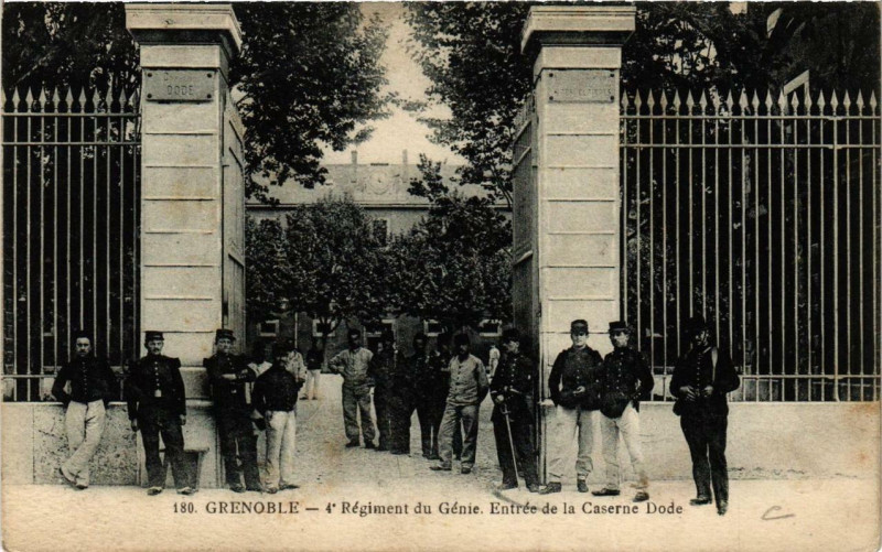 Carte postale ancienne Grenoble 4e Regiment du Genie Entrée de la Caserne Dode à Grenoble