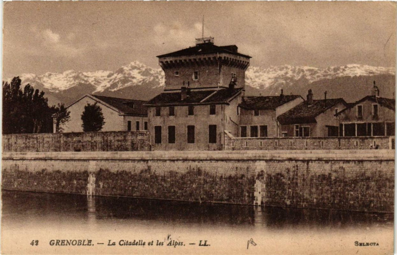 Carte postale ancienne Grenoble La Citadelle et les Alpes à Grenoble