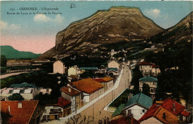 Carte postale ancienne Grenoble L'Esplanade Route de Lyon et le Casque de Neyron à Grenoble