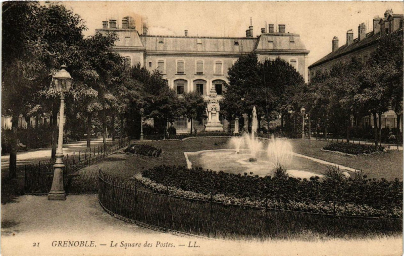 Carte postale ancienne Grenoble Le Square des Postes à Grenoble