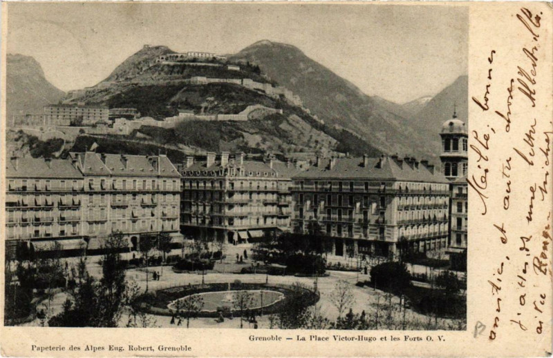 Carte postale ancienne Grenoble La Place Victor-Hugo et les Forts à Grenoble