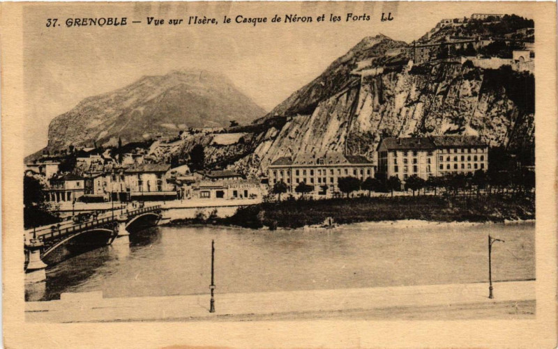 Carte postale ancienne Grenoble Vue sur l'Isere le Casque de Néron et les Forts à Grenoble