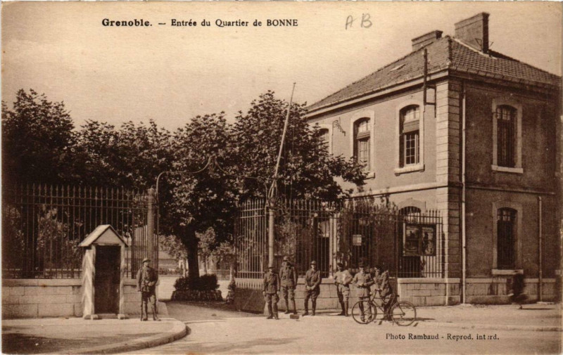 Carte postale ancienne Grenoble Entrée du Quartier de Bonne à Grenoble