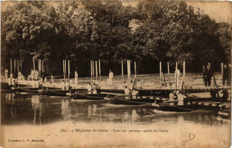 Carte postale ancienne Grenoble 4e Regiment du Genie Pont sur passage rapide de l'Isere à Grenoble