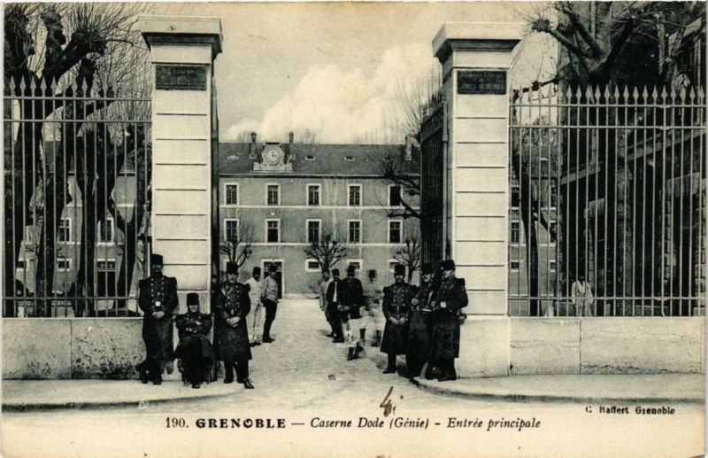 Carte postale ancienne Grenoble Caserne Dode Entrée principale à Grenoble
