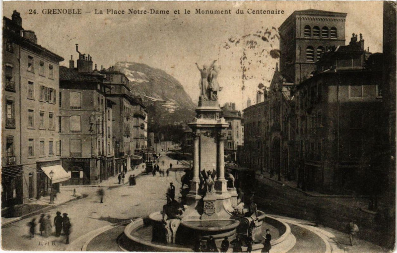 Carte postale ancienne Grenoble La Place N.-D. et le Monument du Centenaire à Grenoble