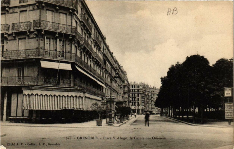 Carte postale ancienne Grenoble Place Victor-Hugo le Cercle des Officiers à Grenoble