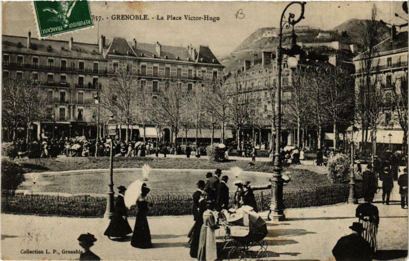Carte postale ancienne Grenoble La Place Victor-Hugo à Grenoble