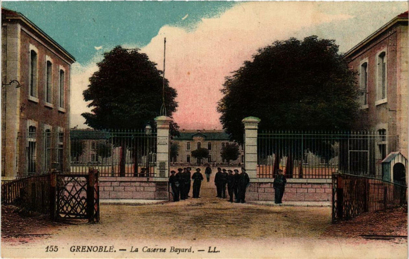 Carte postale ancienne Grenoble La Caserne Bayard à Grenoble