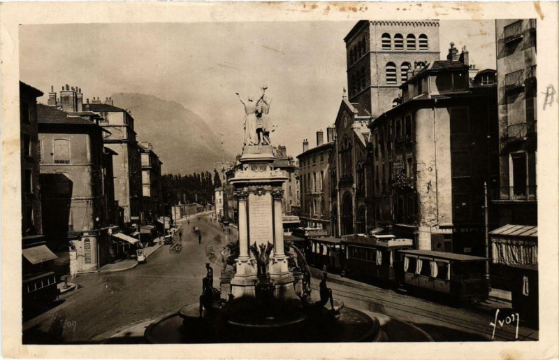 Carte postale ancienne Grenoble Place N.-D. à Grenoble