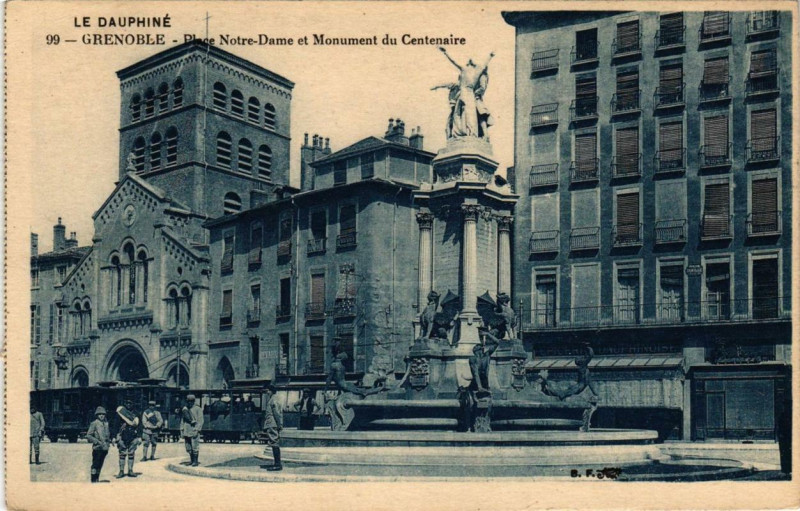 Carte postale ancienne Grenoble Place N.-D. et Monument du Centenaire à Grenoble