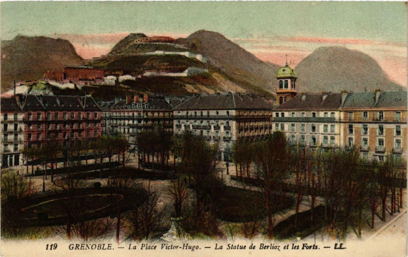 Carte postale ancienne Grenoble La Place Victor-Hugo La Statue de Berlioz et les Forts à Grenoble