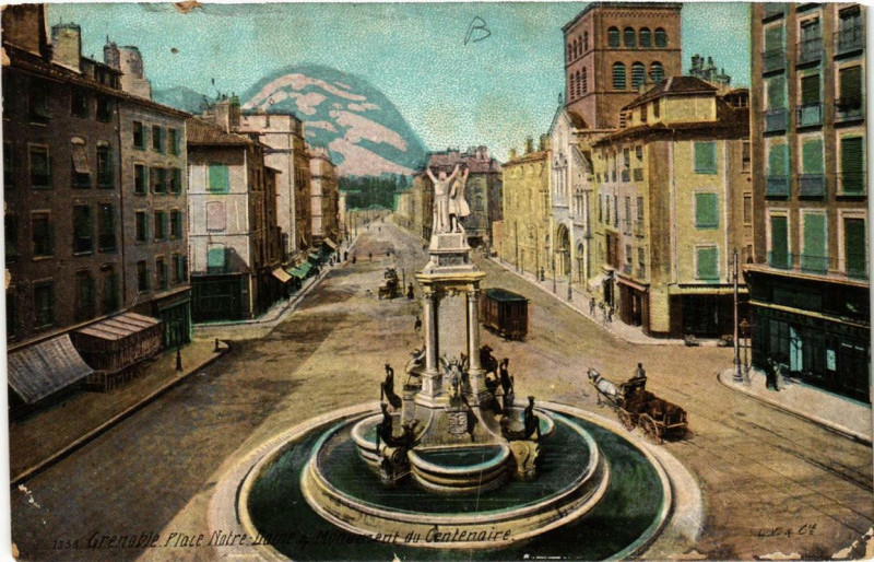 Carte postale ancienne Grenoble Place N.-D. et Monument du Centenaire à Grenoble