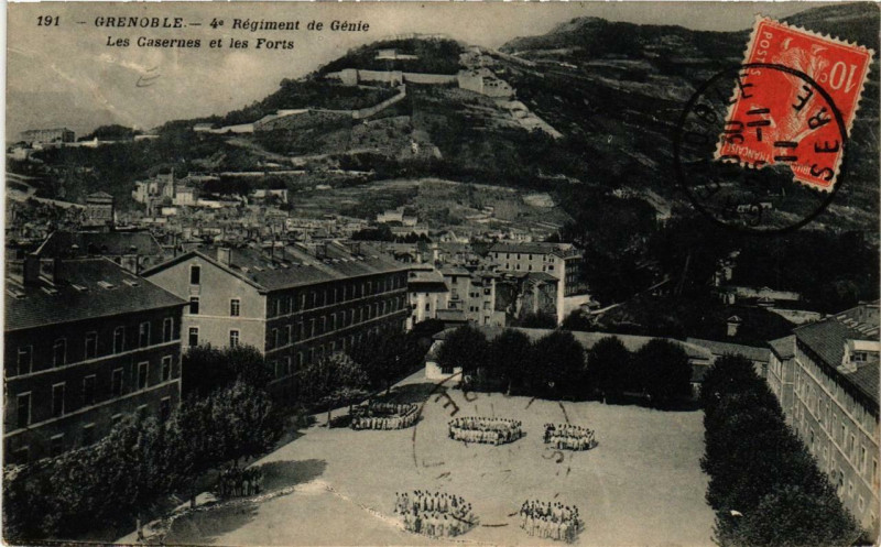 Carte postale ancienne Grenoble 4e Regiment de Genie Les Casernes et les Forts à Grenoble