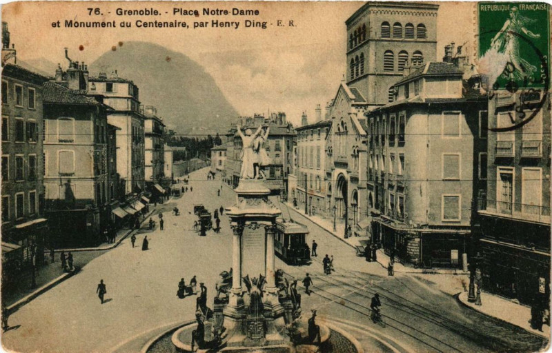 Carte postale ancienne Grenoble Place N.-D. et Monument du Centenaire à Grenoble