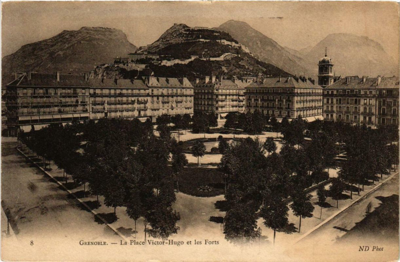 Carte postale ancienne Grenoble La Place Victor-Hugo et les Forts à Grenoble