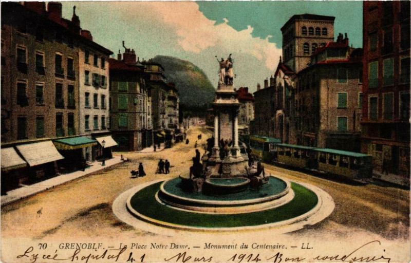 Carte postale ancienne Grenoble La Place N.-D. Monument du Centenaire à Grenoble