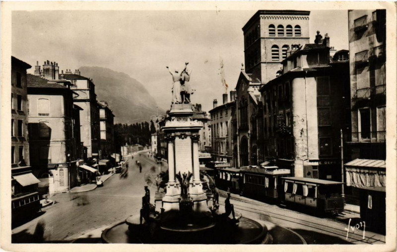 Carte postale ancienne Grenoble Place N.-D. à Grenoble