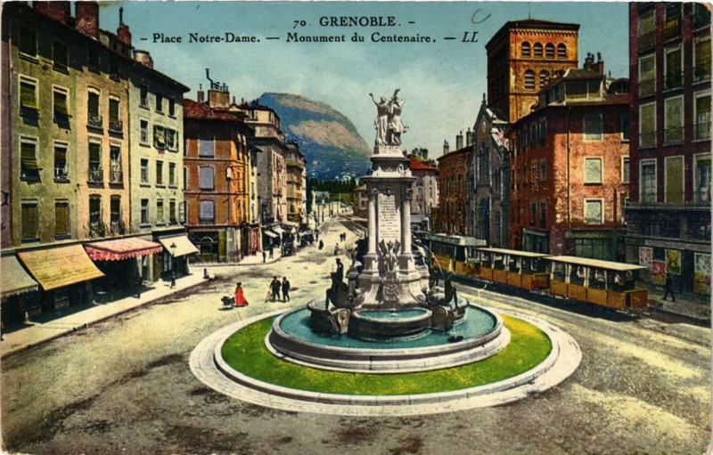 Carte postale ancienne Grenoble Place N.-D. Monument du Centenaire à Grenoble