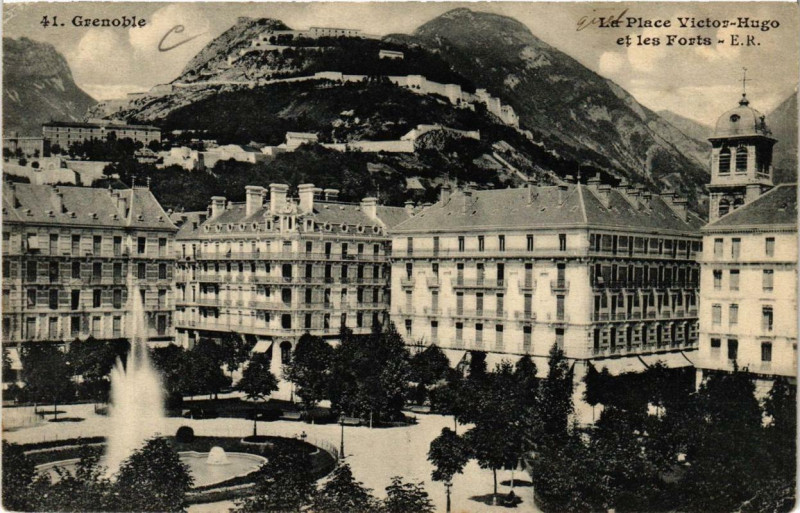 Carte postale ancienne Grenoble La Place Victor-Hugo et les Forts à Grenoble