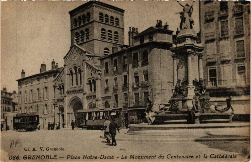 Carte postale ancienne Grenoble Place N.-D. Le Monument du Centenaire à Grenoble