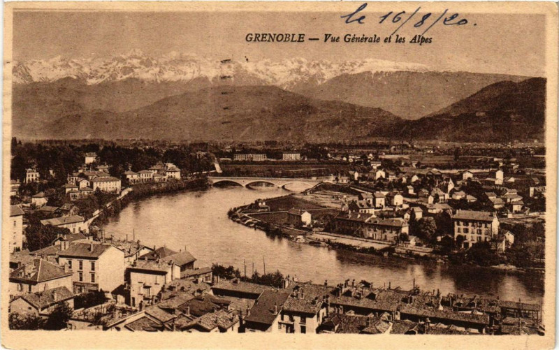 Carte postale ancienne Grenoble Vue générale et les Alpes à Grenoble