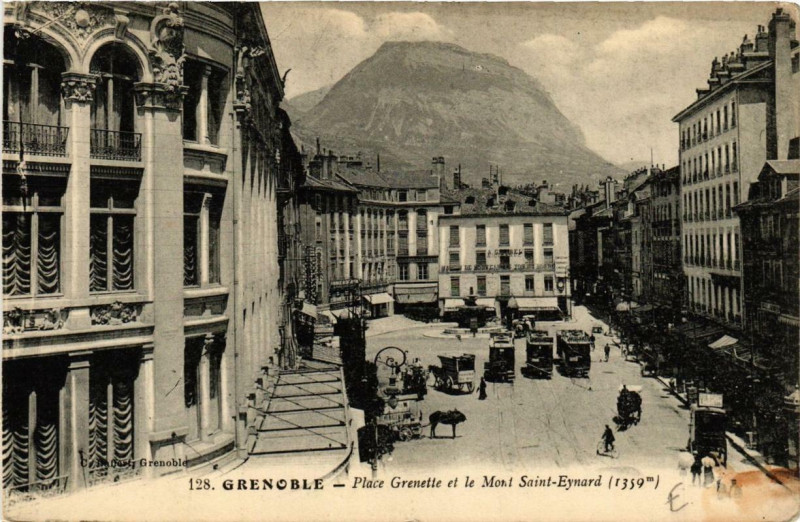 Carte postale ancienne Grenoble Place Grenette et le Mont Saint-Eynard à Grenoble