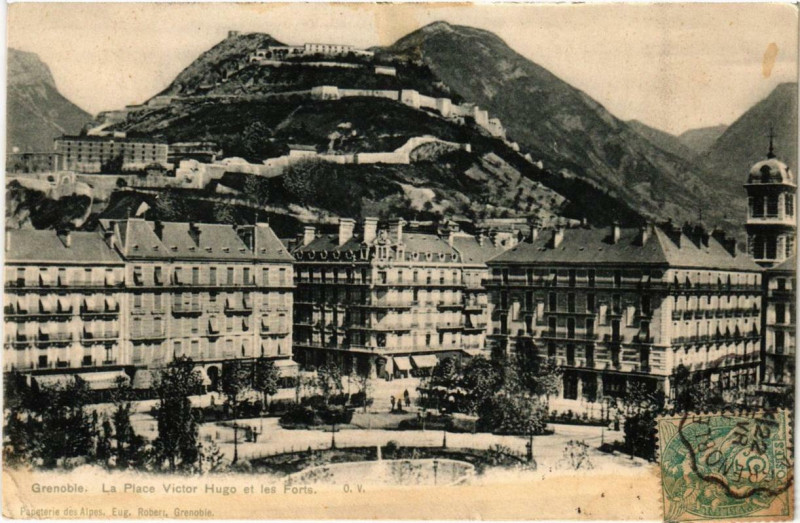Carte postale ancienne Grenoble La Place Victor-Hugo et les Forts à Grenoble