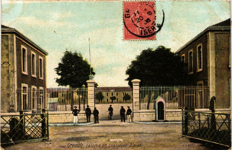 Carte postale ancienne Grenoble Caserne des Chasseurs Alpins à Grenoble
