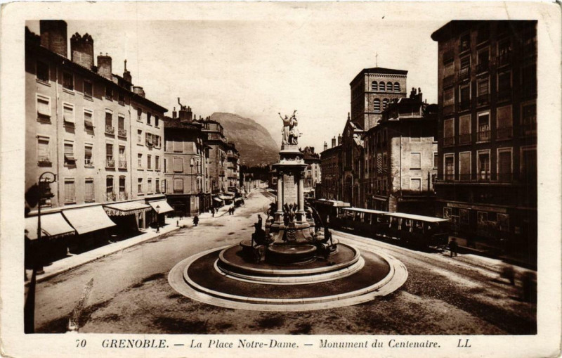 Carte postale ancienne Grenoble La Place N.-D. Monument du Centenaire à Grenoble
