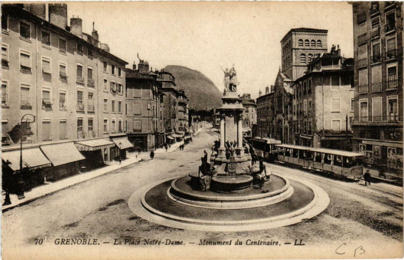 Carte postale ancienne Grenoble La Place N.-D. Monument du Centenaire à Grenoble